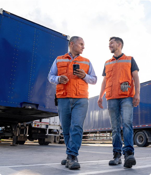 Deux professionnels du transport devant un camion